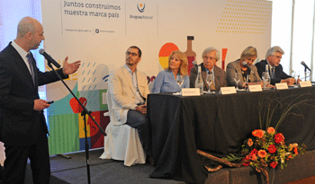 Antonio Carámbula, responsable de Uruguay XXI, acompañado por ministros