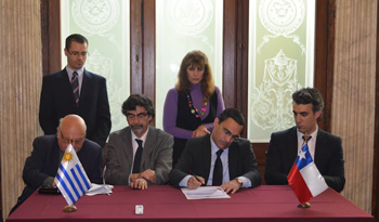 Autoridades de Uruguay y Chile firman acuerdo internacional Autoridades de Uruguay y Chile firman acuerdo internacional