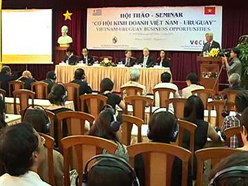 Danilo Astori, en su disertación en Vietnam Danilo Astori, en su disertación en Vietnam