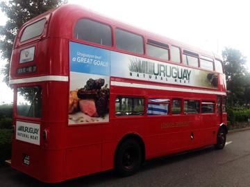 Ómnibus de INAC promocionando carnes uruguayas en Inglaterra Ómnibus de INAC promocionando carnes uruguayas en Inglaterra