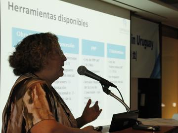 Presidenta de la CND, Adriana Rodríguez, presentando las oportunidades de inversión Presidenta de la CND, Adriana Rodríguez, presentando las oportunidades de inversión