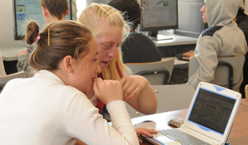 Jóvenes con computadora Jóvenes con computadora