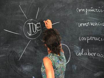 Docente en un aula Docente en un aula