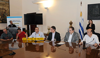 Autoridades nacionales y municipales en la presentación del nuevo servicio de pago de taxímetros Autoridades nacionales y municipales en la presentación del nuevo servicio de pago de taxímetros