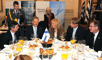 El presidente de Finlandia, Sauli Niinistö, en desayuno de trabajo con autoridades de Uruguay