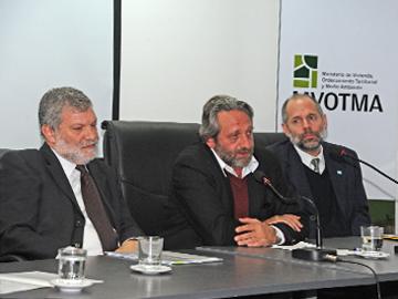 Ministros Roberto Kreimerman, Francisco Beltrame y presidente de OSE, Milton Machado
