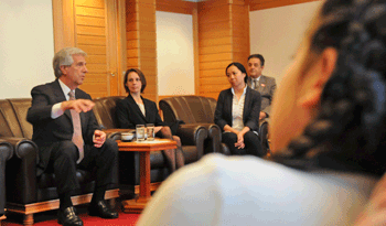 Presidente Tabaré Vázquez con residentes uruguayos en Japón Presidente Tabaré Vázquez con residentes uruguayos en Japón