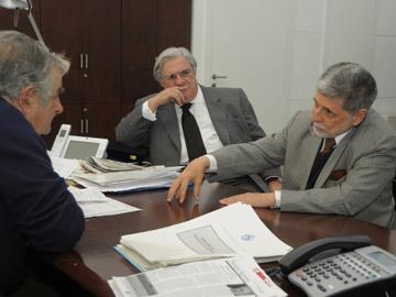 Presidente Mujica reunido en su despacho con canciller brasilero Presidente Mujica reunido en su despacho con canciller brasilero