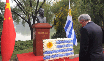Ofrenda floral en busto de José Artigas instalado en Beijing, China. Ofrenda floral en busto de José Artigas instalado en Beijing, China.