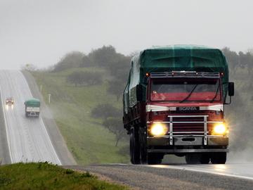 Camión circulando por la ruta Camión circulando por la ruta