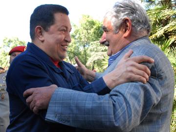 Presidentes Mujica y Chávez saludándose Presidentes Mujica y Chávez saludándose