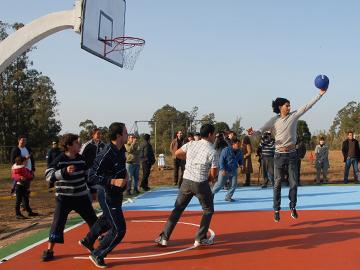 Jóvenes jugando al basketbool Jóvenes jugando al basketbool
