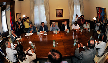 El presidente Tabaré Vázquez, junto a ministros y dirigentes rurales El presidente Tabaré Vázquez, junto a ministros y dirigentes rurales