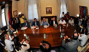 El presidente Tabaré Vázquez, junto a ministros y dirigentes rurales