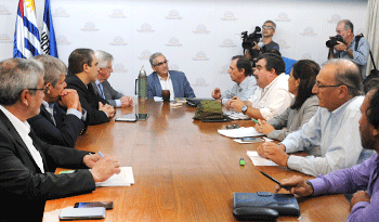 Ministros Danilo Astori y Enzo Benech con gremiales agropecuarias Ministros Danilo Astori y Enzo Benech con gremiales agropecuarias