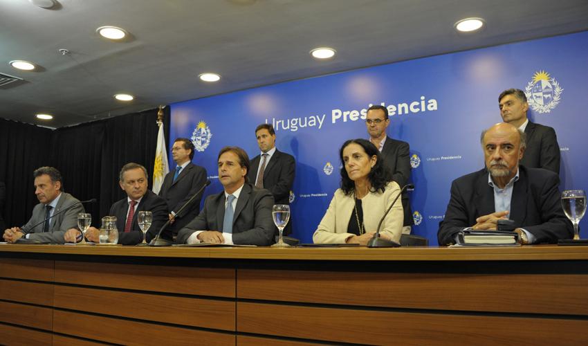 Autoridades encabezadas por el presidente Luis Lacalle Pou en la presentación de medidas sociales y económicas Autoridades encabezadas por el presidente Luis Lacalle Pou en la presentación de medidas sociales y económicas
