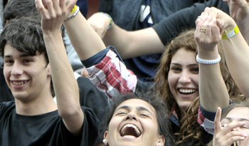 Jóvenes celebrando. Foto: (Instituto Nacional de la Juventud-Ministerio de Desarrollo Social)
