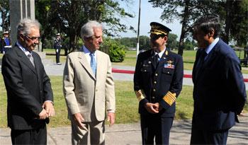 Presidente Tabaré Vázquez flanqueado por ministro Jorge Menéndez, Hugo Marenco y Daniel Montiel