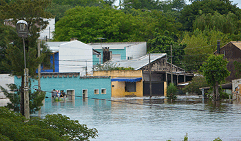 Inundaciones desplazan a uruguayos de sus hogares Inundaciones desplazan a uruguayos de sus hogares