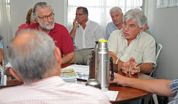 El ministro de Ganadería, Tabaré Aguerre, conversa con productores de Artigas El ministro de Ganadería, Tabaré Aguerre, conversa con productores de Artigas