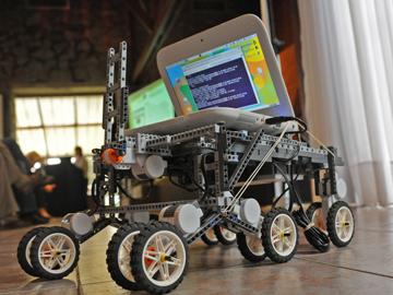Robot y computadora del Plan Ceibal