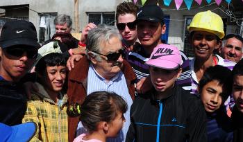 Presidente Mujica junto a adolescentes Presidente Mujica junto a adolescentes