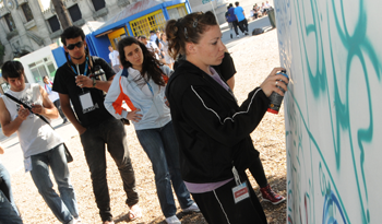 Jóvenes realizando arte callejero