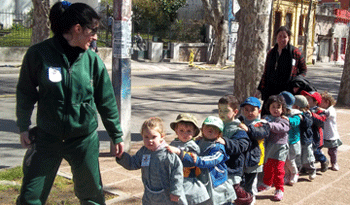 Niños con educadora de CAIF Niños con educadora de CAIF