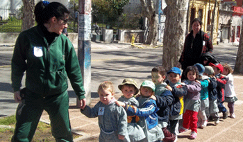 Niños con educadora de CAIF