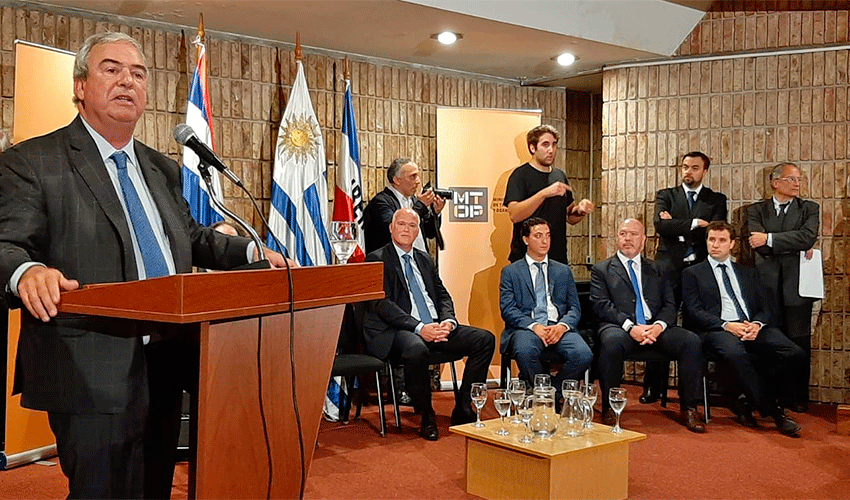 Luis Alberto Heber junto a las nuevas autoridades del Ministerio de Transporte y Obras Públicas