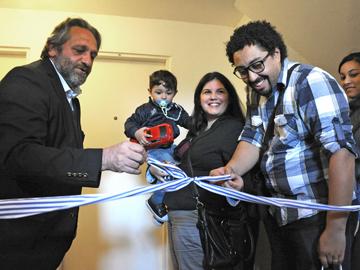Ministro de Vivienda, Francisco Beltrame y una de las familias inauguran el complejo habitacional Ministro de Vivienda, Francisco Beltrame y una de las familias inauguran el complejo habitacional