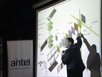 Técnico de ANTEL presenta infografía del satélite Técnico de ANTEL presenta infografía del satélite
