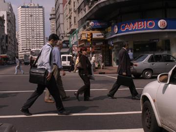 Personas caminando en la calle Personas caminando en la calle