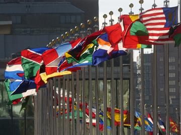 Sede de la ONU con las banderas de los países miembros