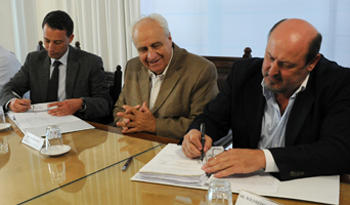 Firma del contrato de AFE para instalar el sistema de control satelital de las vías férreas Firma del contrato de AFE para instalar el sistema de control satelital de las vías férreas