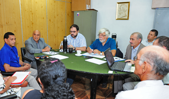 El ministro Eduardo Bonomi y su equipo con el intendente de Artigas, Pablo Caram