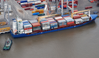 Buque con contenedores partiendo del puerto de Montevideo Buque con contenedores partiendo del puerto de Montevideo