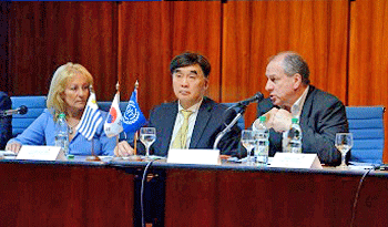 Autoridades nacionales junto a presidente del Servicio Coreano para el Desarrollo de los Recursos Humano, Young-bum Park Autoridades nacionales junto a presidente del Servicio Coreano para el Desarrollo de los Recursos Humano, Young-bum Park