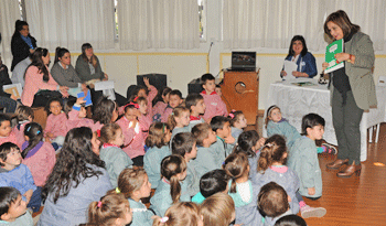 Irupé Buzzetti con padres y alumnos de 3, 4 y 5 años en lanzamiento de inscripción Irupé Buzzetti con padres y alumnos de 3, 4 y 5 años en lanzamiento de inscripción