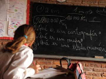 Niña en la escuela mirando el pizarrón Niña en la escuela mirando el pizarrón