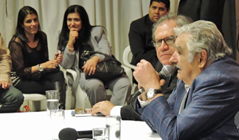 Presidente Mujica en reunión con uruguayos en Paraguay Presidente Mujica en reunión con uruguayos en Paraguay