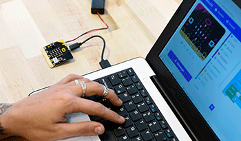 Computadora conectada a placa programable Computadora conectada a placa programable