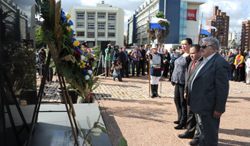 Presidente Mujica en colocación de ofrenda floral en memoria de Hugo Chávez Presidente Mujica en colocación de ofrenda floral en memoria de Hugo Chávez