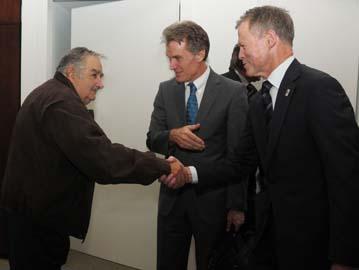 Presidente Mujica recibiendo a Lockwood Smith Presidente Mujica recibiendo a Lockwood Smith