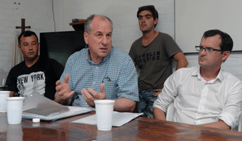 Murro y Moncecchi junto a vecinos de Juan Lacaze Murro y Moncecchi junto a vecinos de Juan Lacaze