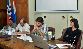 Ministro Olesker con equipo técnico del MIDES Ministro Olesker con equipo técnico del MIDES