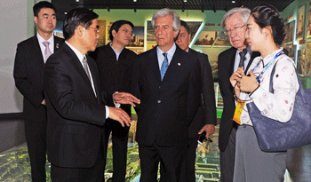 Presidente Tabaré Vázquez en museo del terremoto en la ciudad Tangshan Presidente Tabaré Vázquez en museo del terremoto en la ciudad Tangshan
