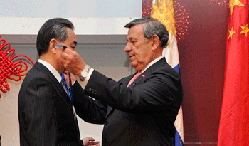 Rodolfo Nin Novoa condecora al canciller chino, Wang Yi Rodolfo Nin Novoa condecora al canciller chino, Wang Yi