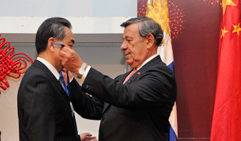 Rodolfo Nin Novoa condecora al canciller chino, Wang Yi