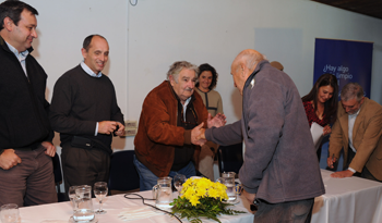 Presidente Mujica junto a 61 familias artiguenses del área rural que accederán al servicio de electricidad Presidente Mujica junto a 61 familias artiguenses del área rural que accederán al servicio de electricidad